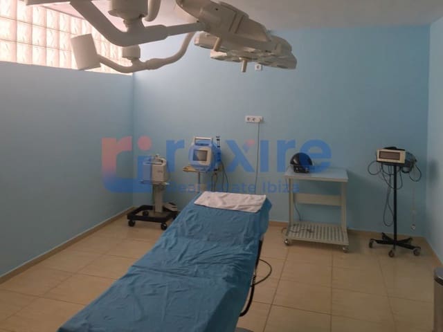 Commercieel te koop in Cala d'en Bou, San Jose / Sant Josep de Sa Talaia - € 800.000 (Ref: 9774352)