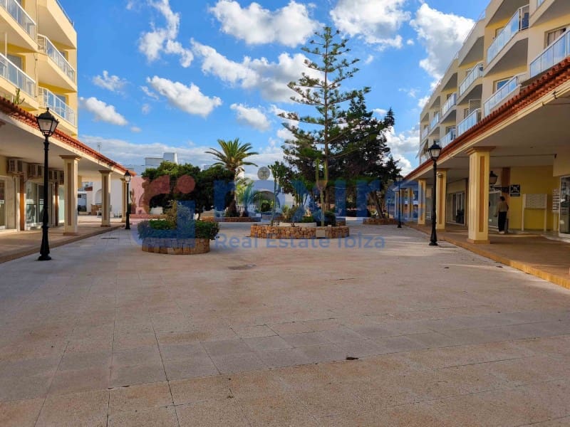 Commercieel te koop in Cala d'en Bou - € 800.000 (Ref: 9774352)