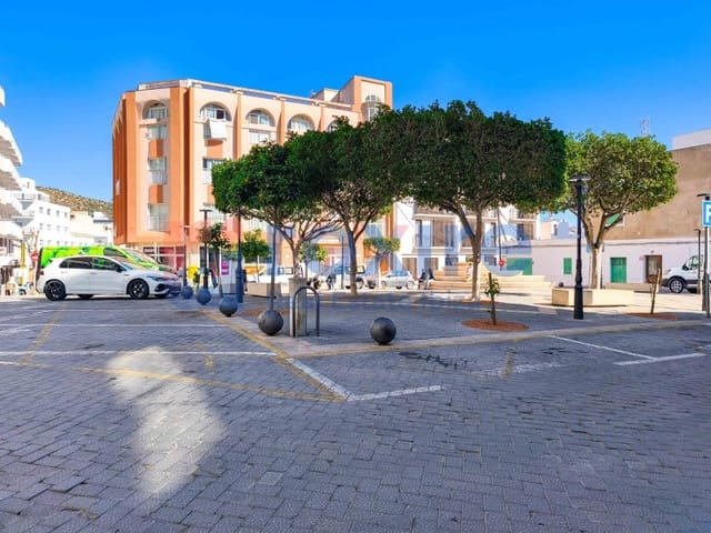 Kaupallinen myytävänä paikassa Sant Antoni de Portmany - 398 000 € (Ref: 9774354)