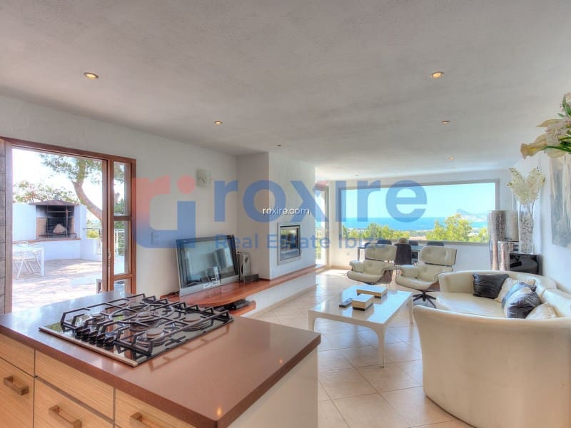 5 bedroom Villa for rent in Cala d'en Bou with pool garage - € 6,000 (Ref: 9774362)