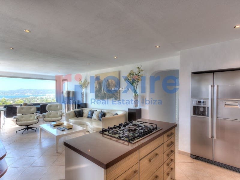 5 bedroom Villa for rent in Cala d'en Bou with pool garage - € 6,000 (Ref: 9774362)