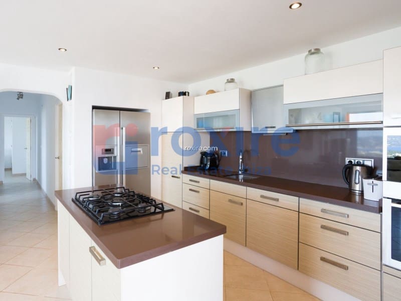 5 bedroom Villa for rent in Cala d'en Bou with pool garage - € 6,000 (Ref: 9774362)