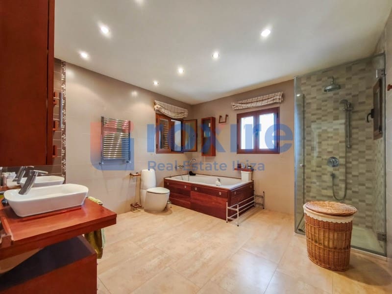 4 bedroom Villa for sale in Cala d'en Bou with pool garage - € 1,700,000 (Ref: 9774399)