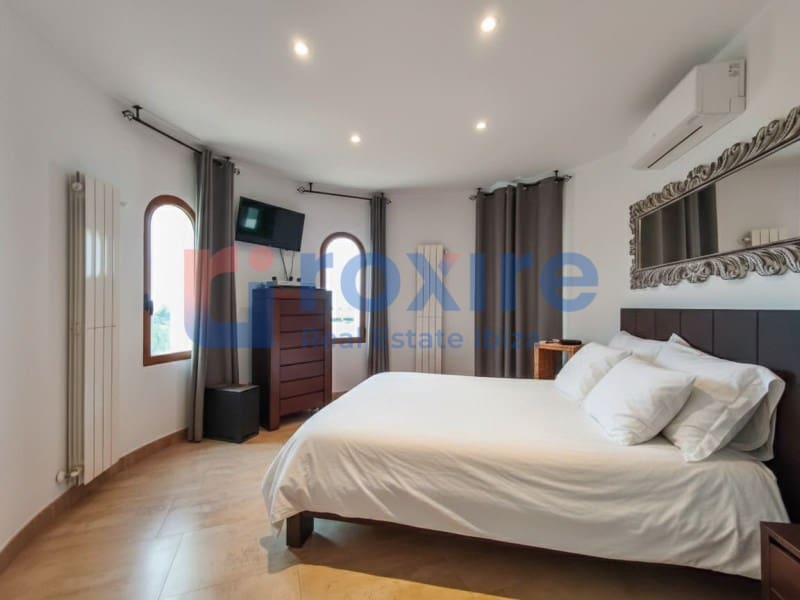 4 bedroom Villa for sale in Cala d'en Bou with pool garage - € 1,700,000 (Ref: 9774399)