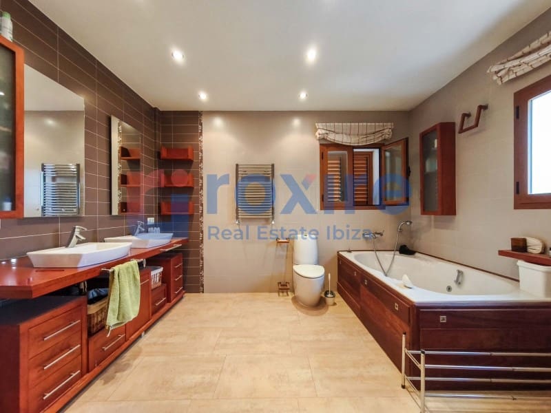 4 bedroom Villa for sale in Cala d'en Bou with pool garage - € 1,700,000 (Ref: 9774399)