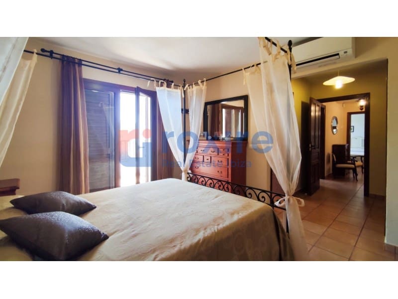 4 makuuhuone Huvila vuokrattavana paikassa Sant Antoni de Portmany mukana uima-altaan 
autotalli - 10 000 € (Ref: 9778031)