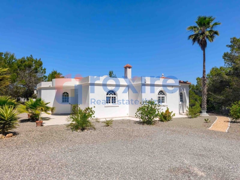 5 makuuhuone Huvila vuokrattavana paikassa Cala Tarida mukana uima-altaan 
autotalli - 10 000 € (Ref: 9857624)