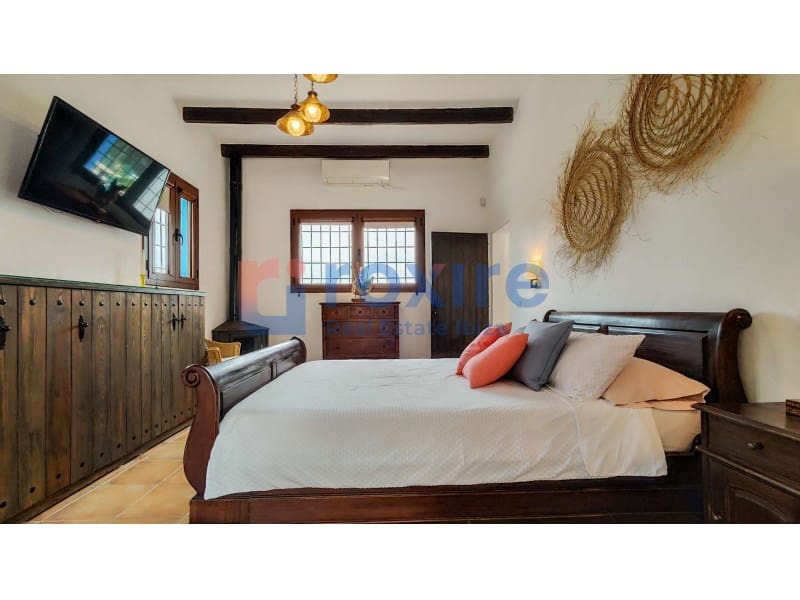 4 bedroom Villa for holiday rental in Santa Gertrudis de Fruitera with pool - € 3,750 (Ref: 9878661)