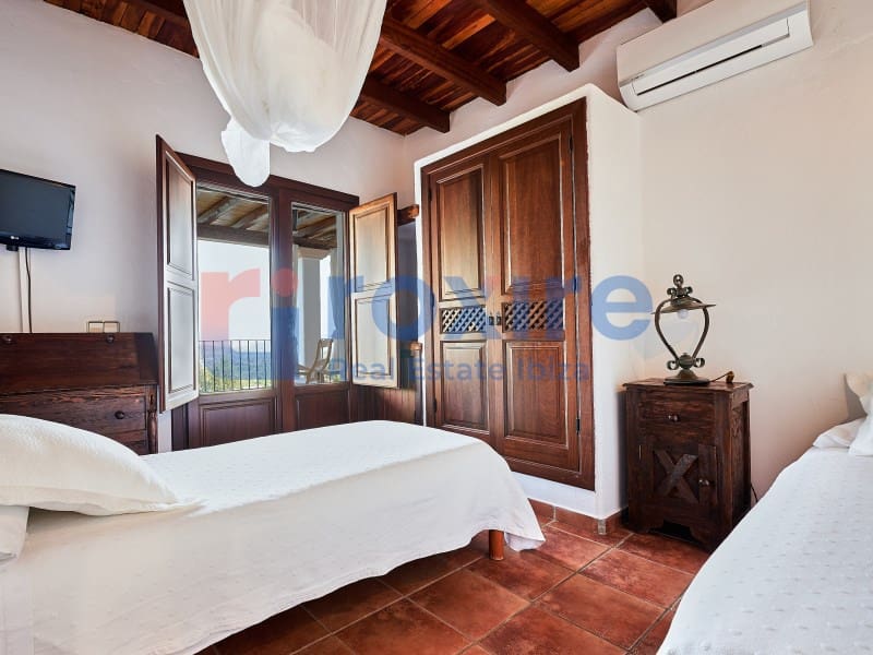 6 bedroom Villa for holiday rental in Sant Antoni de Portmany with pool - € 3,850 (Ref: 9878663)