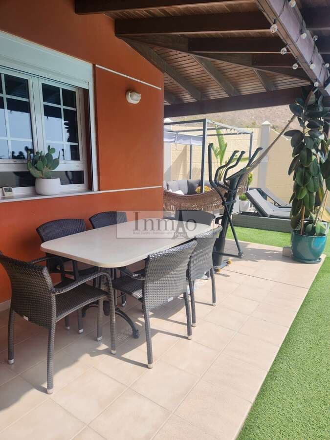 4 soverom Kjedet enebolig til salgs i Los Cristianos med svømmebasseng garasje - € 980 000 (Ref: 9241976)