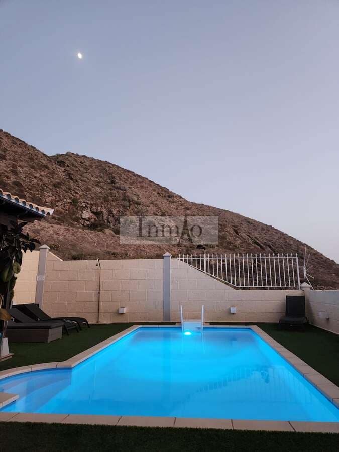 4 soverom Kjedet enebolig til salgs i Los Cristianos med svømmebasseng garasje - € 980 000 (Ref: 9241976)