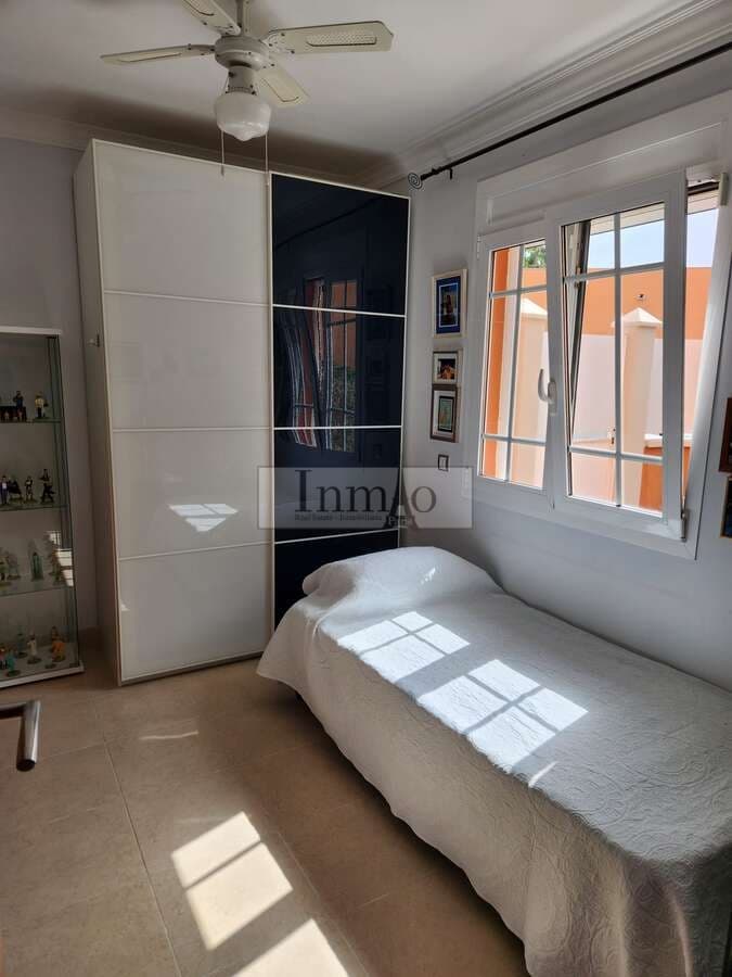4 soverom Kjedet enebolig til salgs i Los Cristianos med svømmebasseng garasje - € 980 000 (Ref: 9241976)