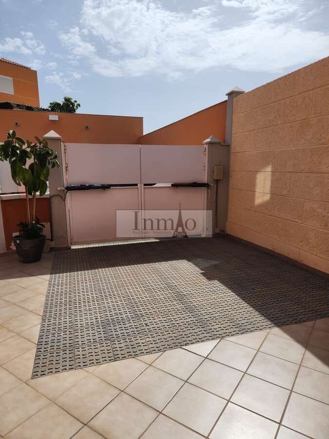 4 soverom Kjedet enebolig til salgs i Los Cristianos med svømmebasseng garasje - € 980 000 (Ref: 9241976)
