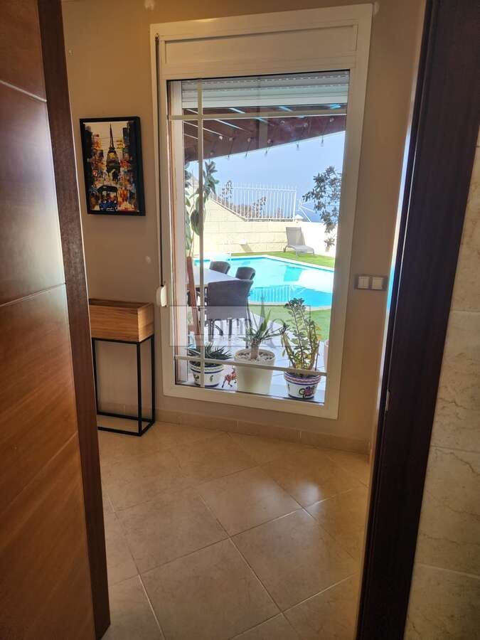 4 soverom Kjedet enebolig til salgs i Los Cristianos med svømmebasseng garasje - € 980 000 (Ref: 9241976)