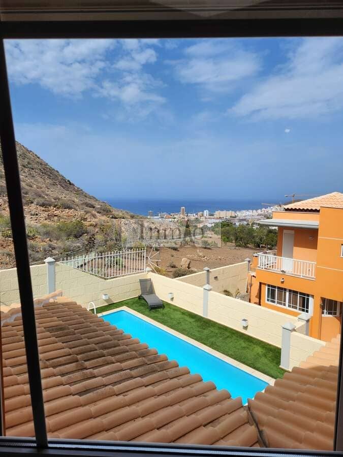4 soverom Kjedet enebolig til salgs i Los Cristianos med svømmebasseng garasje - € 980 000 (Ref: 9241976)