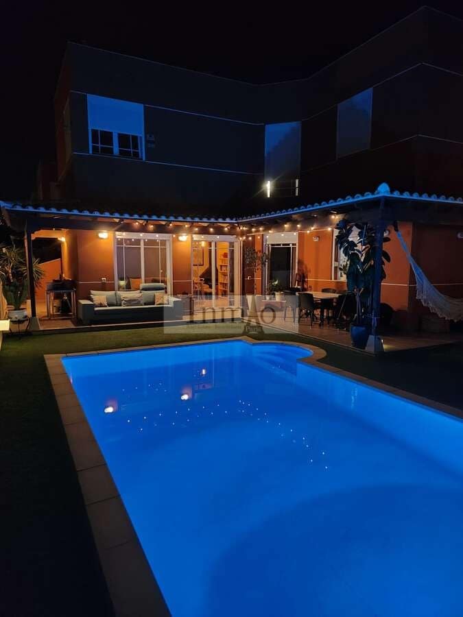 4 soverom Kjedet enebolig til salgs i Los Cristianos med svømmebasseng garasje - € 980 000 (Ref: 9241976)