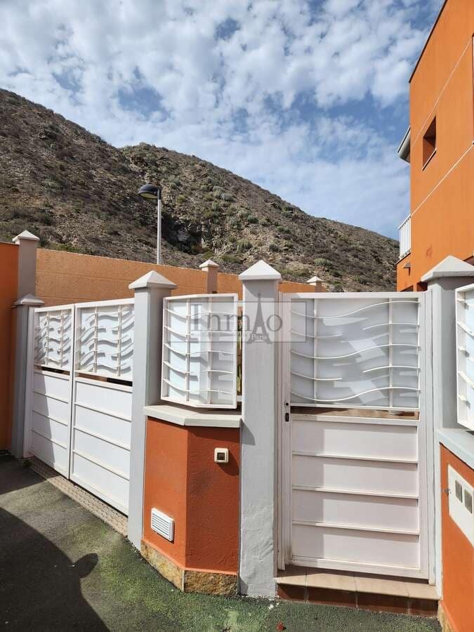 4 soverom Kjedet enebolig til salgs i Los Cristianos med svømmebasseng garasje - € 980 000 (Ref: 9241976)