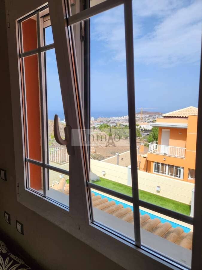 4 soverom Kjedet enebolig til salgs i Los Cristianos med svømmebasseng garasje - € 980 000 (Ref: 9241976)