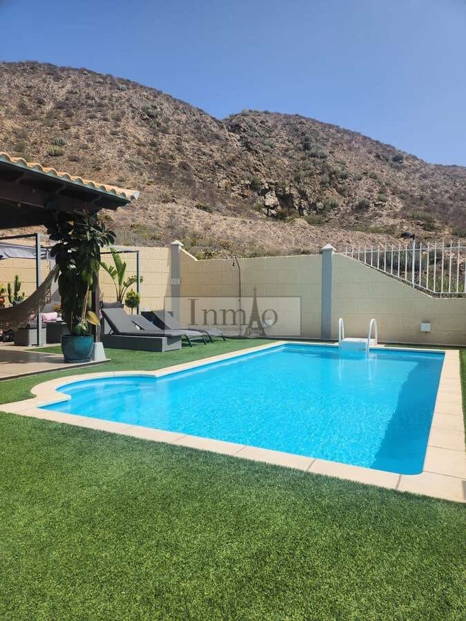 4 soverom Kjedet enebolig til salgs i Los Cristianos med svømmebasseng garasje - € 980 000 (Ref: 9241976)