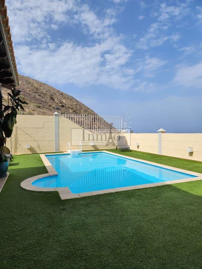 4 soverom Kjedet enebolig til salgs i Los Cristianos med svømmebasseng garasje - € 980 000 (Ref: 9241976)