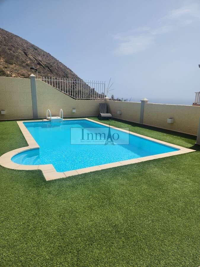 4 soverom Kjedet enebolig til salgs i Los Cristianos med svømmebasseng garasje - € 980 000 (Ref: 9241976)