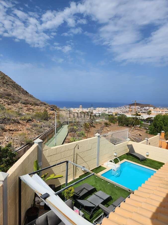 4 soverom Kjedet enebolig til salgs i Los Cristianos med svømmebasseng garasje - € 980 000 (Ref: 9241976)