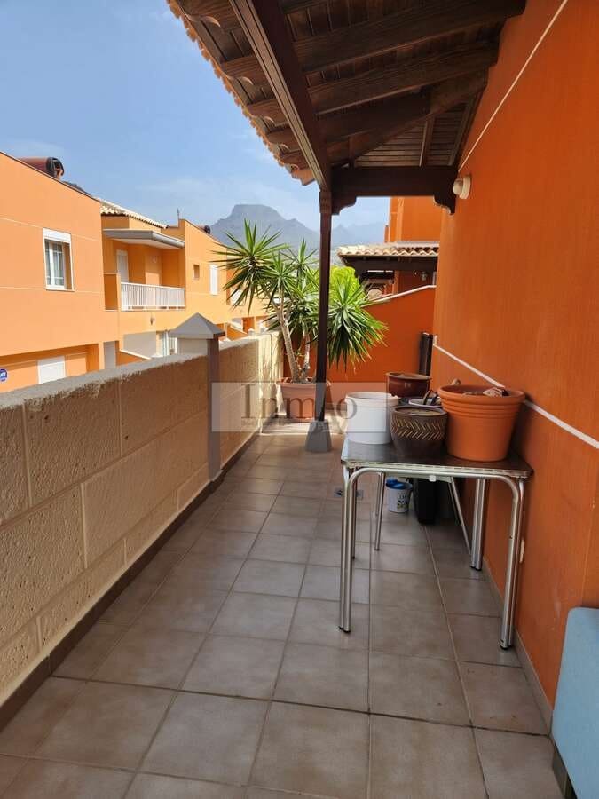 4 soverom Kjedet enebolig til salgs i Los Cristianos med svømmebasseng garasje - € 980 000 (Ref: 9241976)