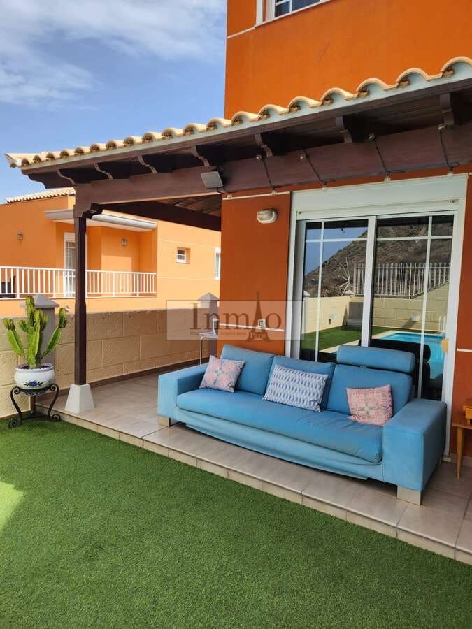 4 soverom Kjedet enebolig til salgs i Los Cristianos med svømmebasseng garasje - € 980 000 (Ref: 9241976)