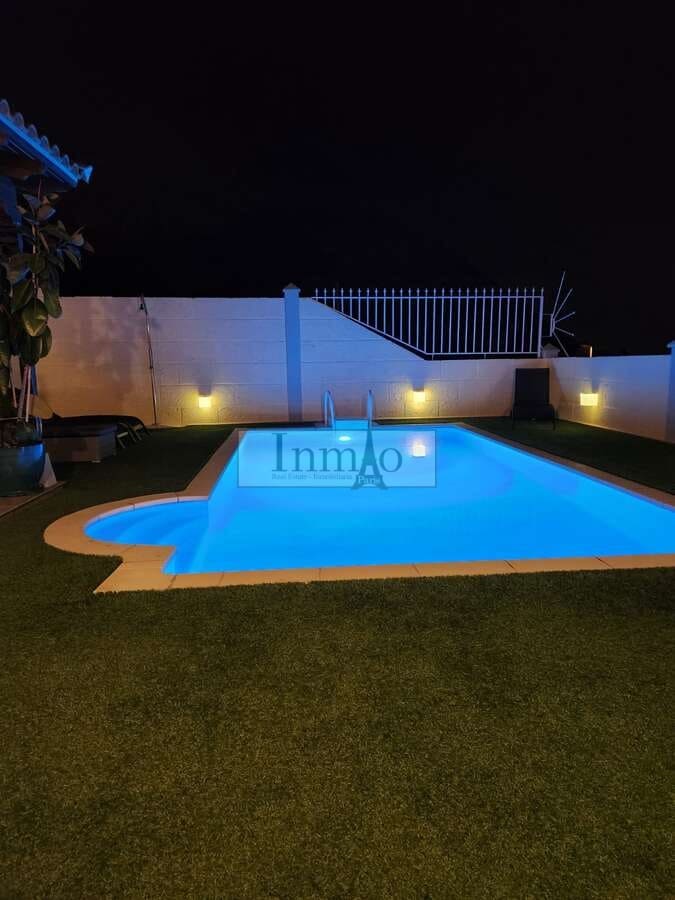 4 soverom Kjedet enebolig til salgs i Los Cristianos med svømmebasseng garasje - € 980 000 (Ref: 9241976)