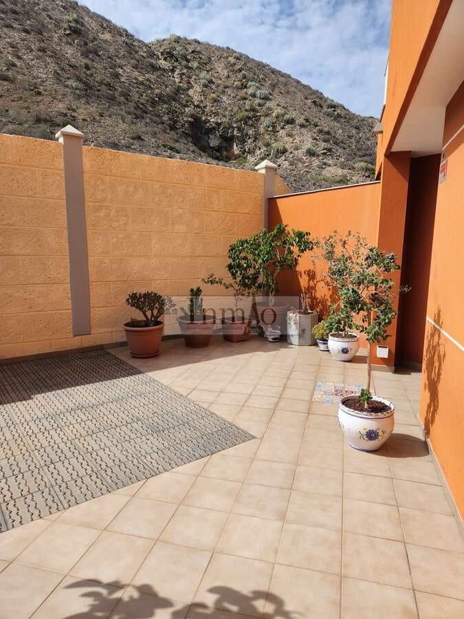 4 soverom Kjedet enebolig til salgs i Los Cristianos med svømmebasseng garasje - € 980 000 (Ref: 9241976)