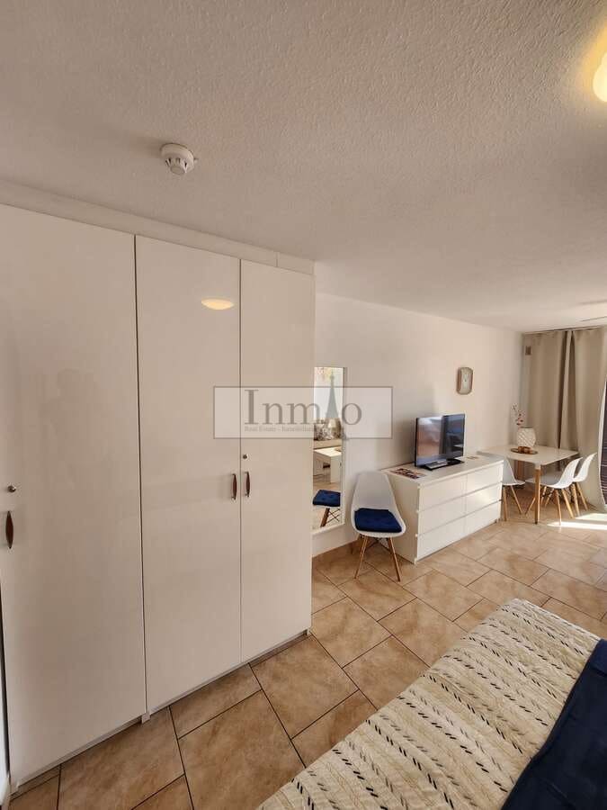 Studio for sale in Playa de las Americas with pool - € 365,000 (Ref: 9465124)