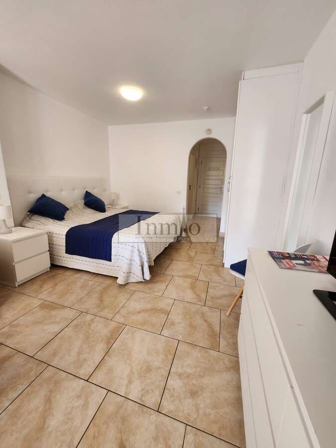 Studio for sale in Playa de las Americas with pool - € 365,000 (Ref: 9465124)