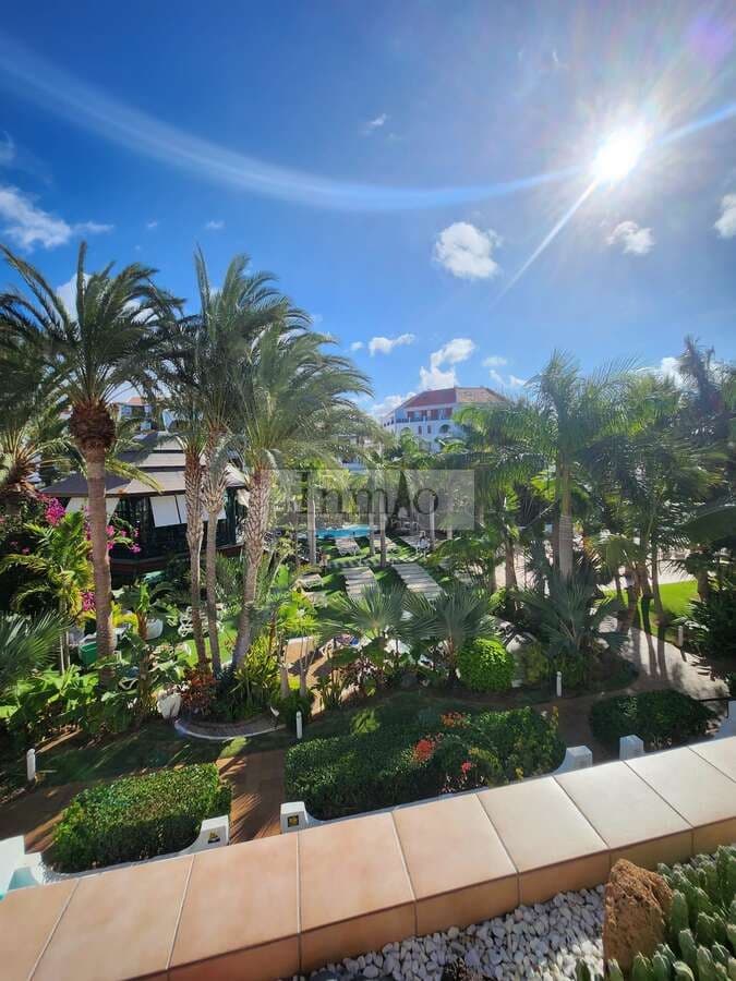 Studio for sale in Playa de las Americas with pool - € 365,000 (Ref: 9465124)