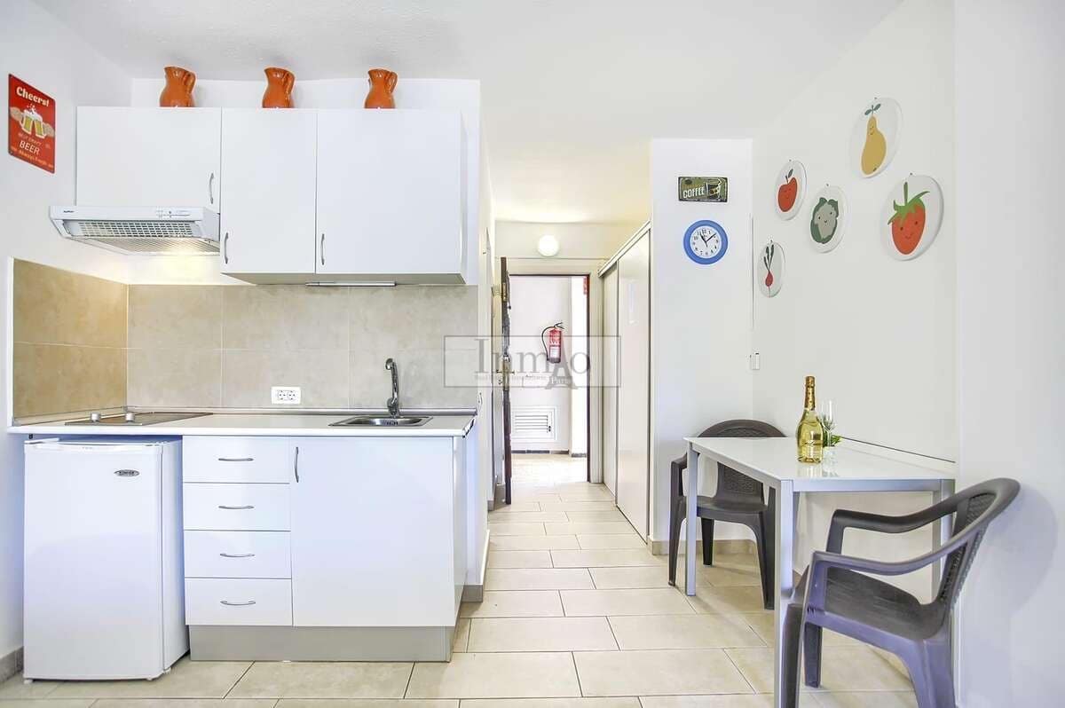 Studio for sale in Playa de las Americas with pool - € 275,000 (Ref: 9485053)