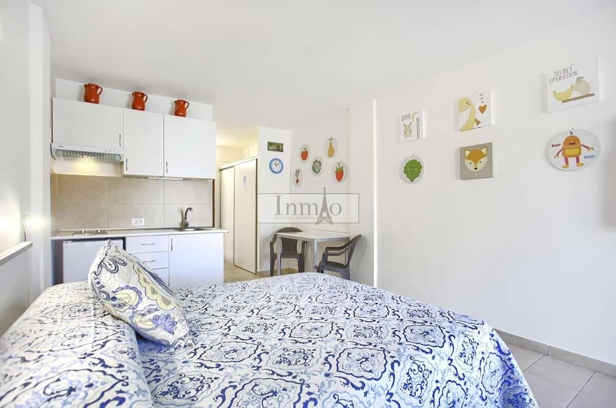 Studio for sale in Playa de las Americas with pool - € 275,000 (Ref: 9485053)