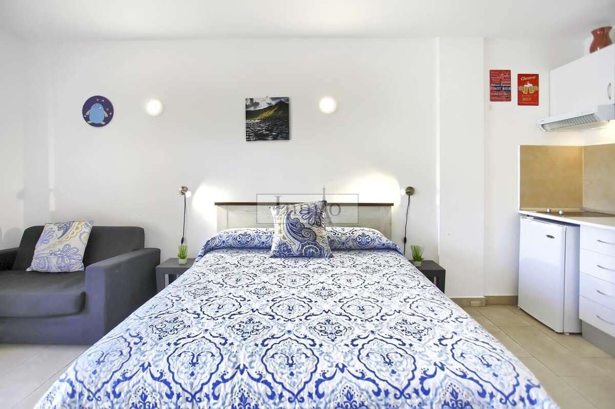 Studio for sale in Playa de las Americas with pool - € 275,000 (Ref: 9485053)