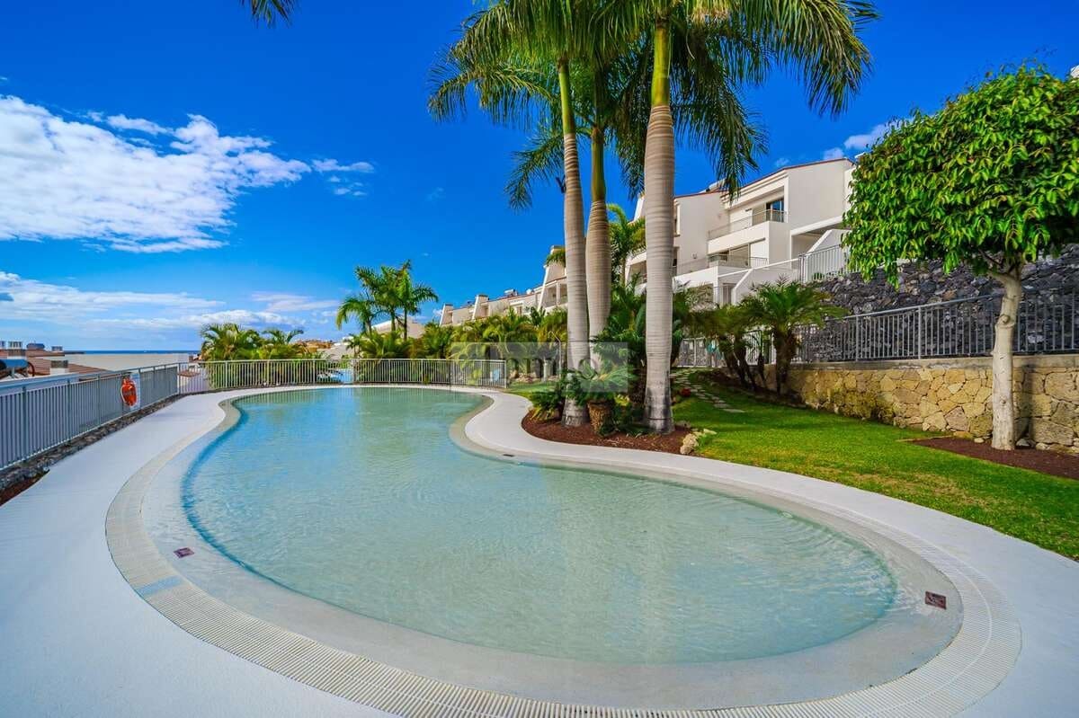 2 soveværelse Lejlighed til salg i La Caleta med swimmingpool garage - € 995.000 (Ref: 9508104)