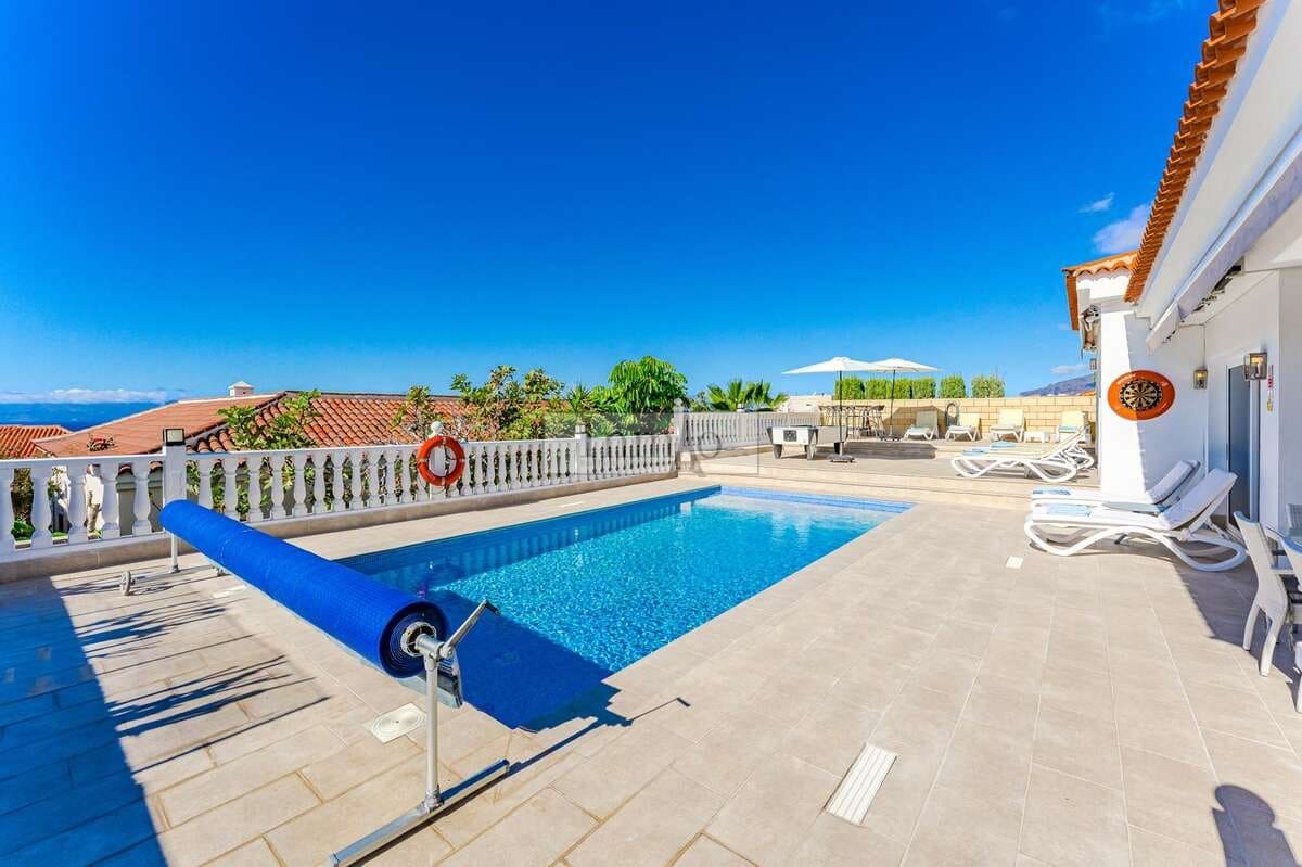 6 makuuhuone Huvila myytävänä paikassa Playa de la Arena mukana uima-altaan 
autotalli - 1 195 000 € (Ref: 9511981)