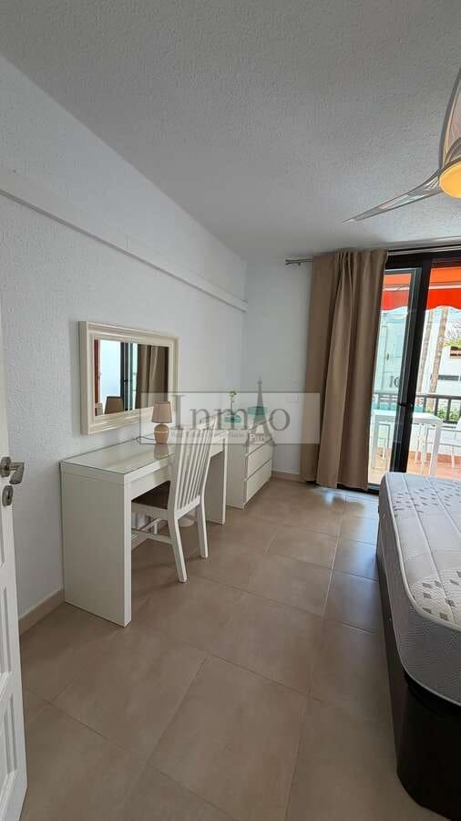 2 soveværelse Semi-Rækkehus til leje i Playa de las Americas med swimmingpool - € 1.800 (Ref: 9770194)