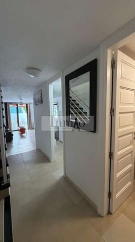 2 soveværelse Semi-Rækkehus til leje i Playa de las Americas, Arona med swimmingpool - € 1.800 (Ref: 9770194)