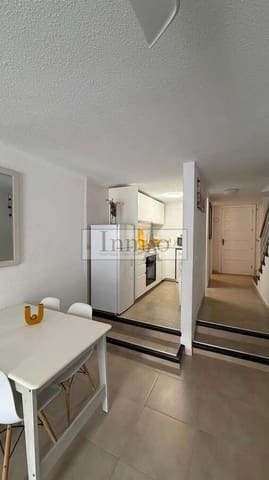 2 soveværelse Semi-Rækkehus til leje i Playa de las Americas, Arona med swimmingpool - € 1.800 (Ref: 9770194)