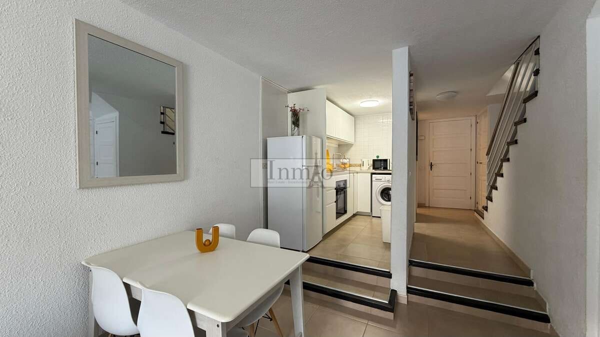 2 soveværelse Semi-Rækkehus til leje i Playa de las Americas med swimmingpool - € 1.800 (Ref: 9770194)