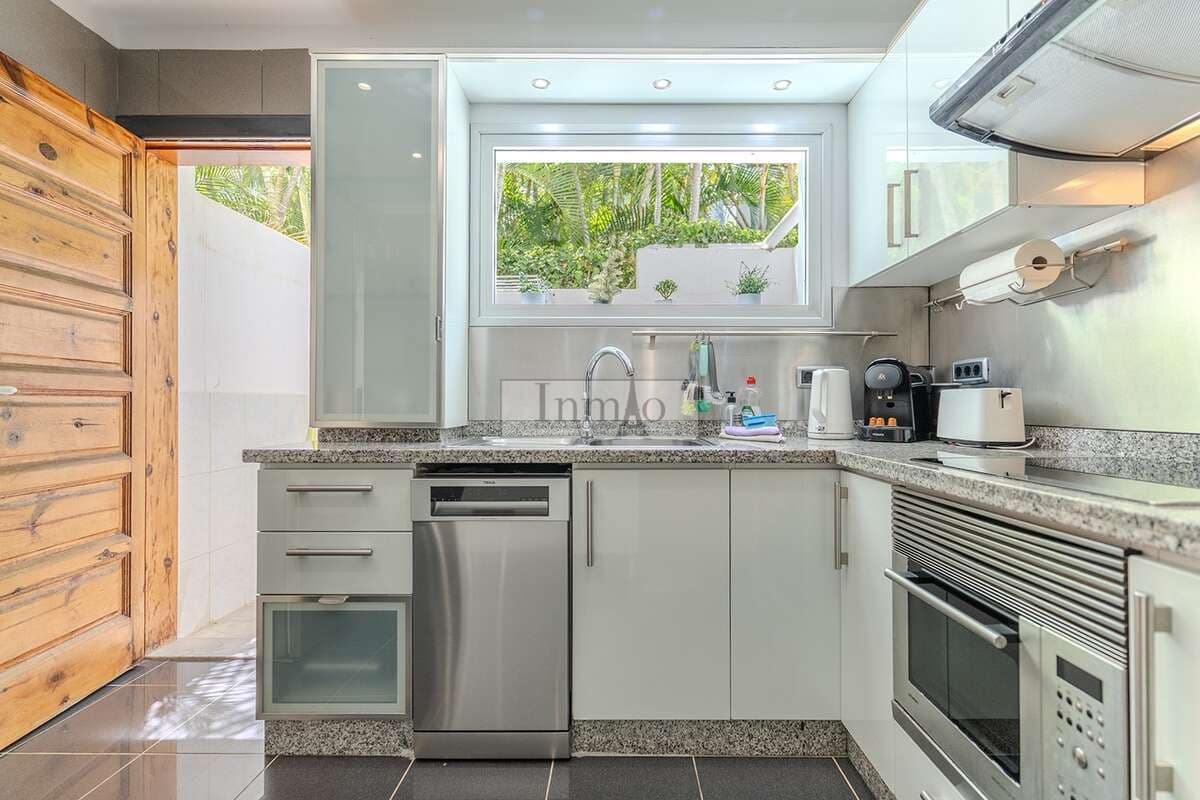 3 sypialnia Finka/Dom wiejski na sprzedaż w Playa de las Americas z basenem - 1 590 000 € (Ref: 9807635)