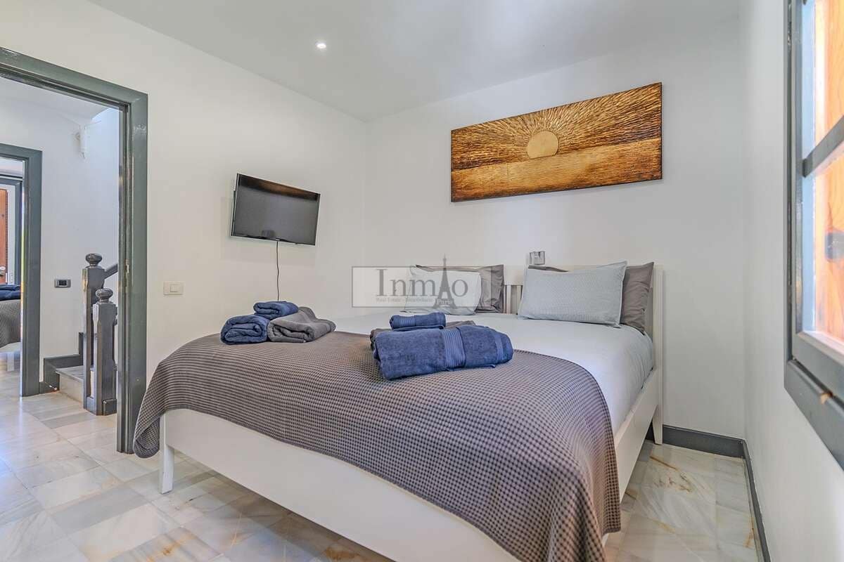 3 sypialnia Finka/Dom wiejski na sprzedaż w Playa de las Americas z basenem - 1 590 000 € (Ref: 9807635)