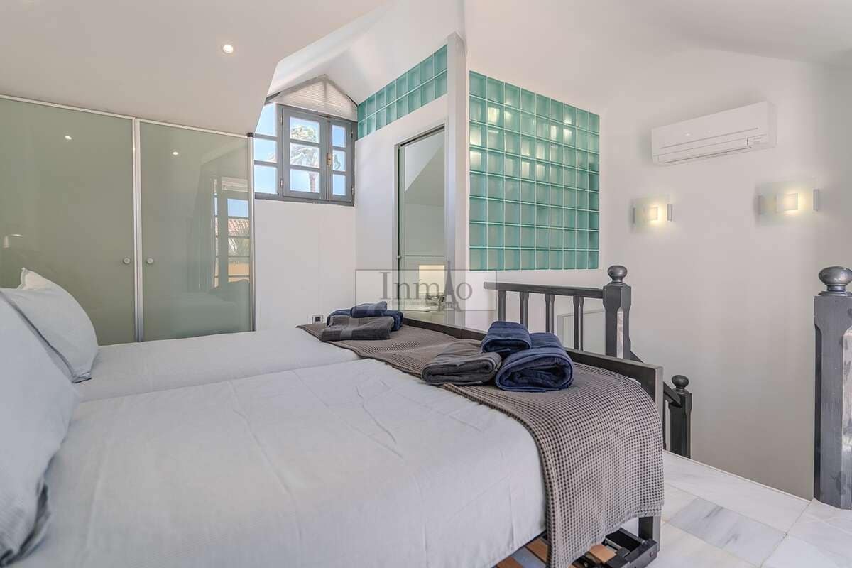 3 sypialnia Finka/Dom wiejski na sprzedaż w Playa de las Americas z basenem - 1 590 000 € (Ref: 9807635)