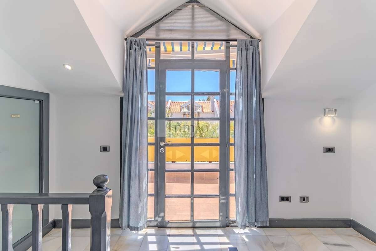 3 sypialnia Finka/Dom wiejski na sprzedaż w Playa de las Americas z basenem - 1 590 000 € (Ref: 9807635)