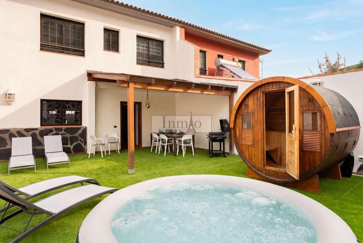 3 bedroom Semi-detached Villa for sale in El Sauzal with garage - € 590,000 (Ref: 9811016)