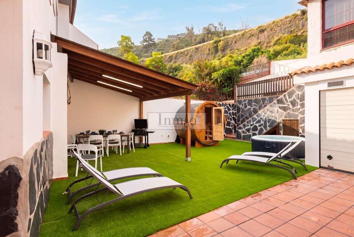 3 bedroom Semi-detached Villa for sale in El Sauzal with garage - € 590,000 (Ref: 9811016)