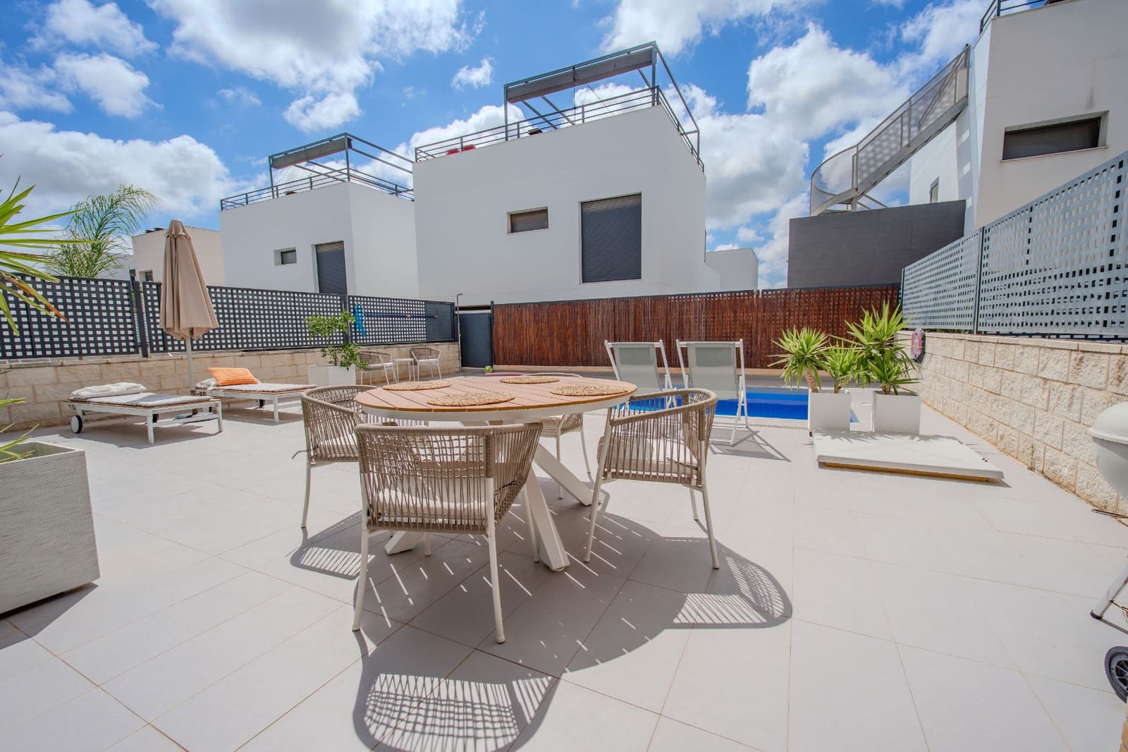 2 bedroom Semi-detached Villa for sale in Ciudad Quesada with pool - € 339,950 (Ref: 10014121)