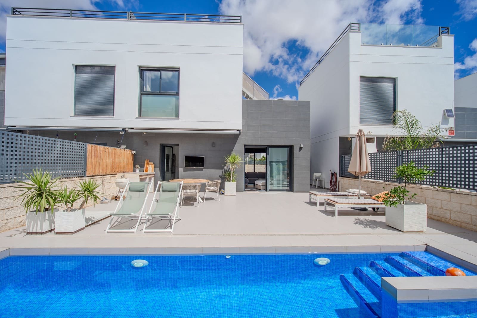 2 bedroom Semi-detached Villa for sale in Ciudad Quesada with pool - € 339,950 (Ref: 10014121)